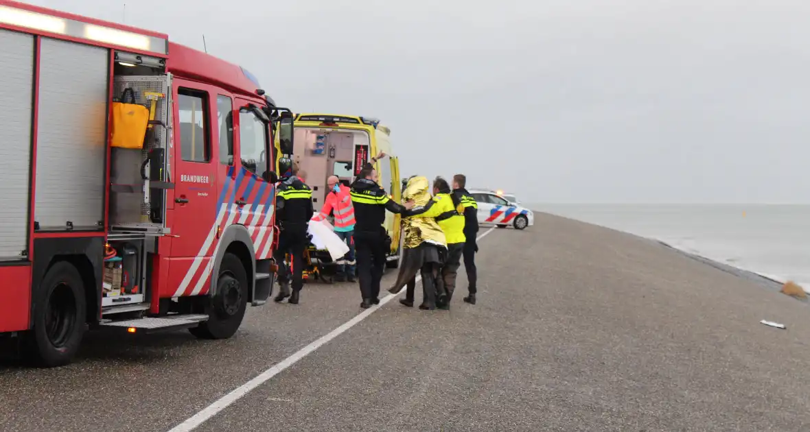 Vrouw uit het water gehaald - Foto 6