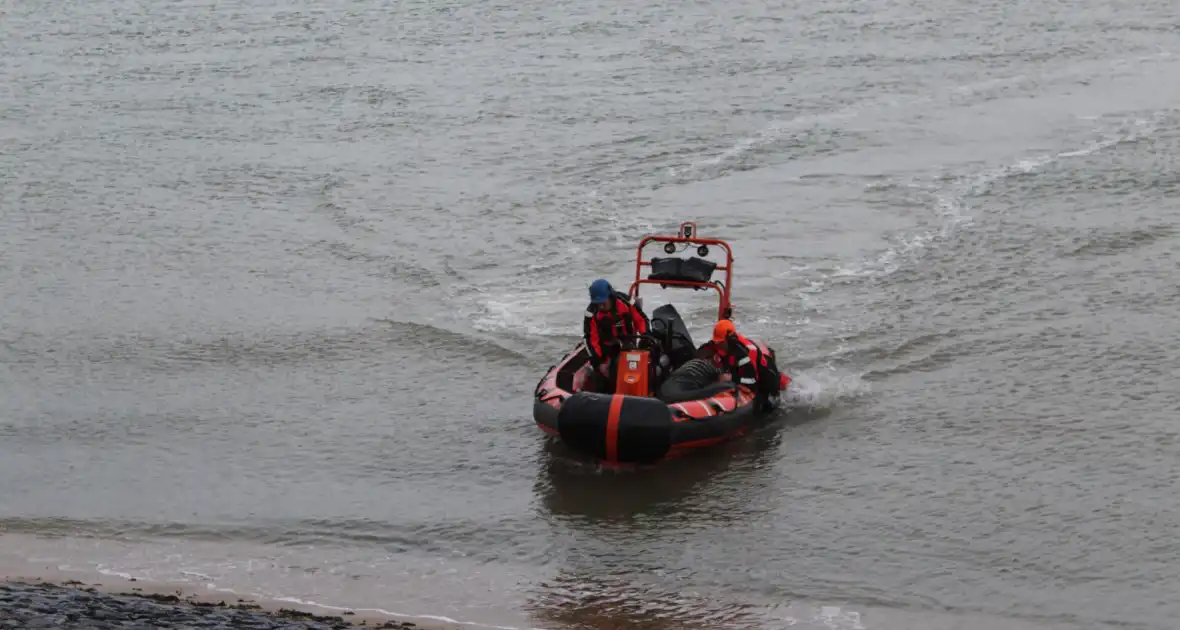 Vrouw uit het water gehaald - Foto 8