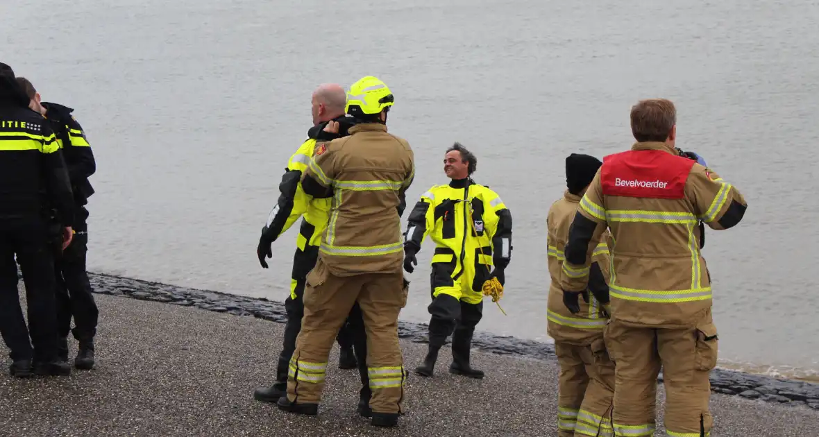 Vrouw uit het water gehaald - Foto 9