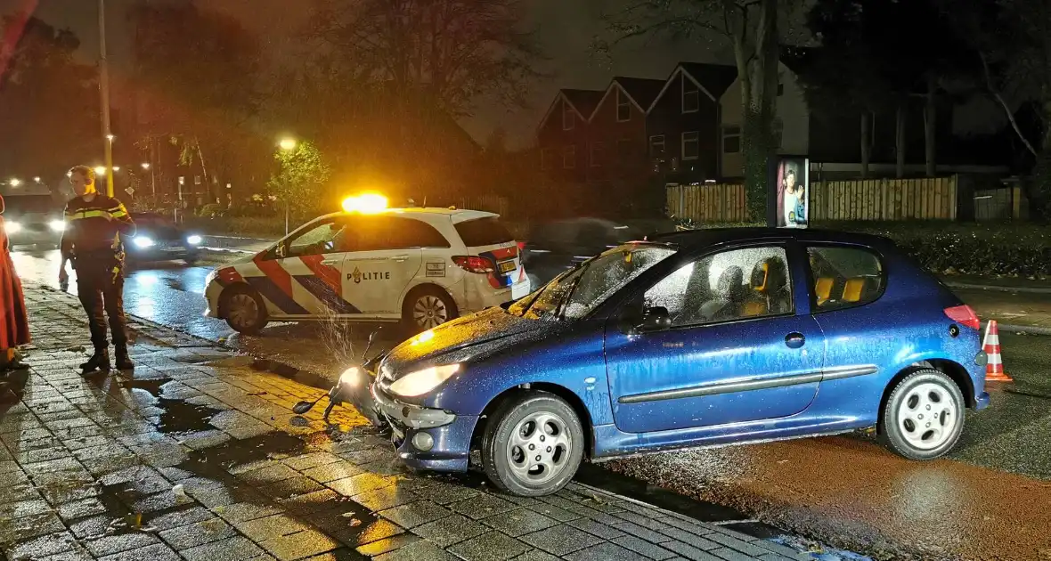 Scooterrijder en automobilist in botsing