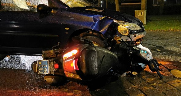 Scooterrijder en automobilist in botsing - Afbeelding 1