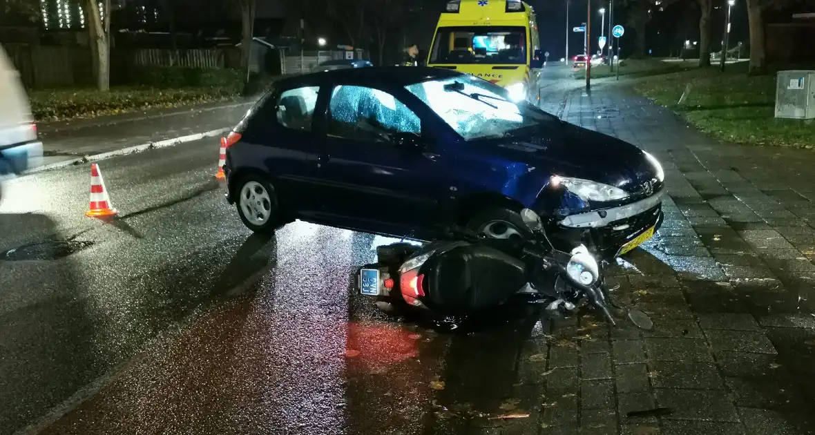 Scooterrijder en automobilist in botsing - Foto 3