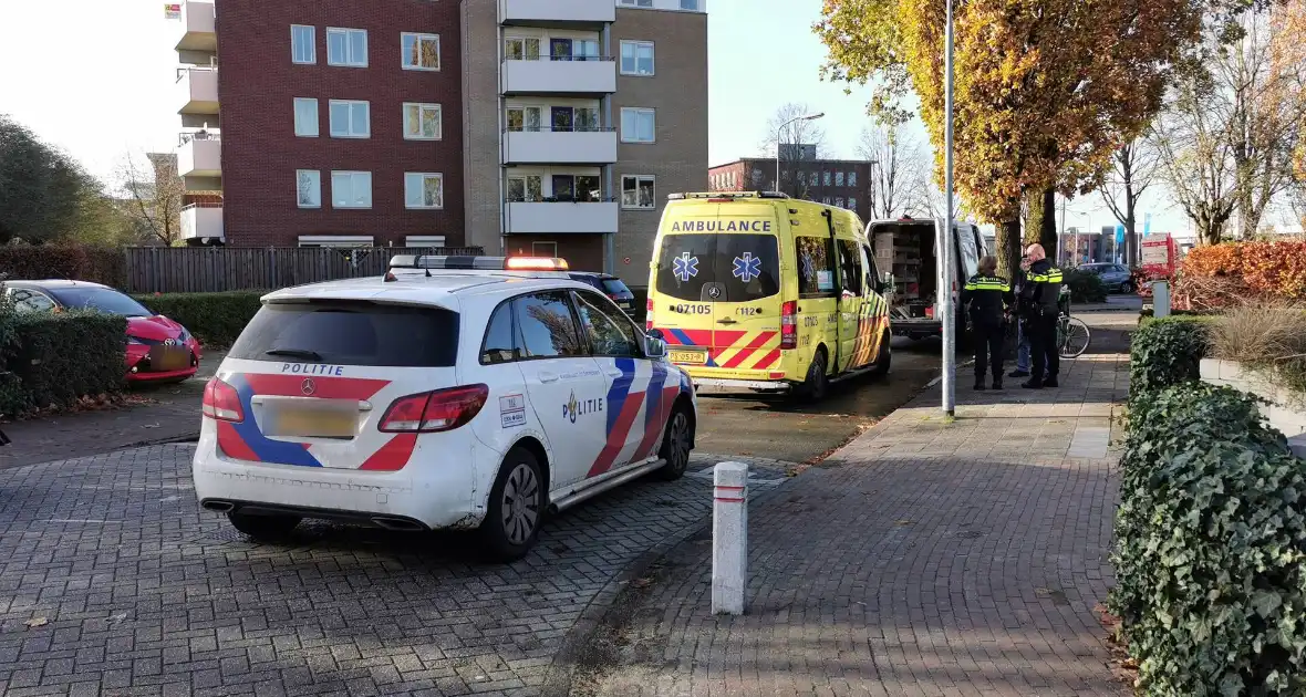 Fietser en scooterrijder botsen op elkaar