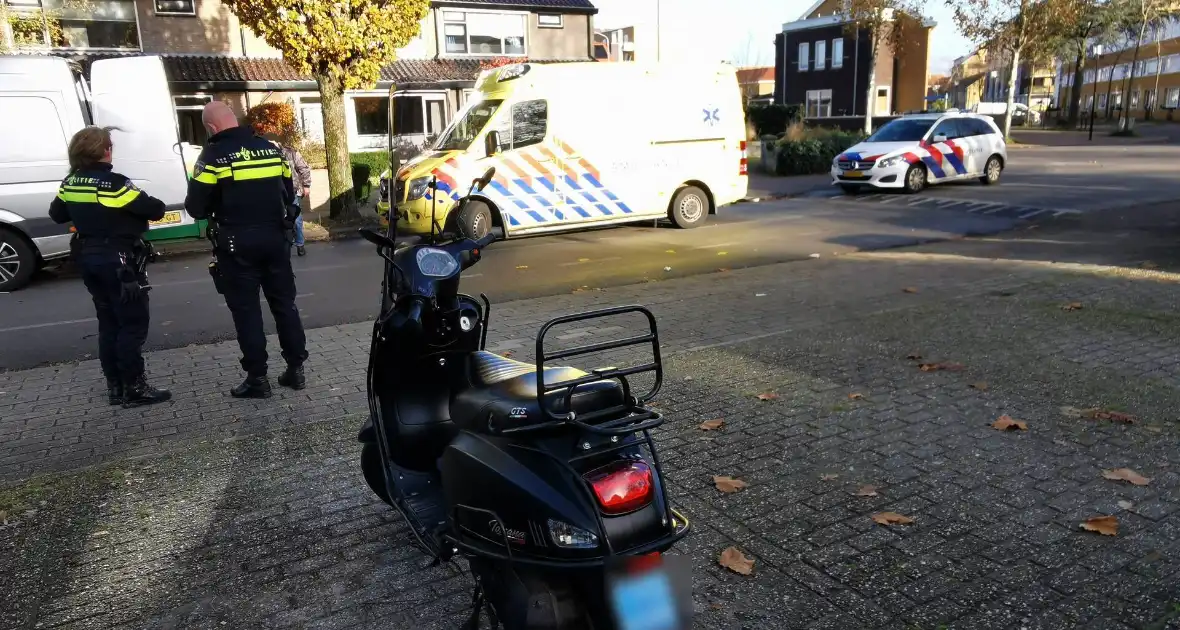 Fietser en scooterrijder botsen op elkaar - Foto 1