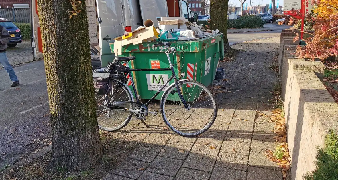 Fietser en scooterrijder botsen op elkaar - Foto 2