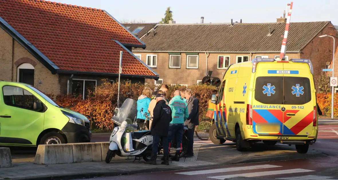 Oudere vrouw op fiets gewond door botsing met auto - Foto 1
