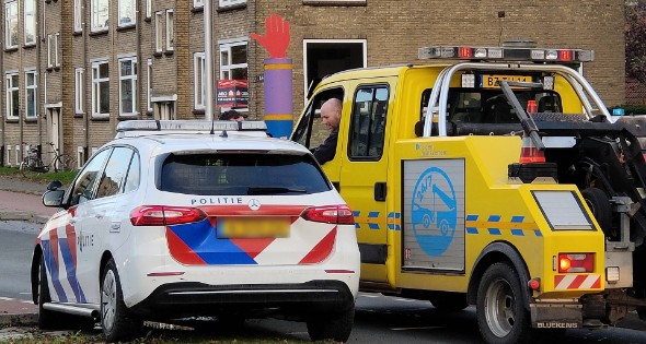 Politieauto rijdt zichzelf vast naar verkeersongeval