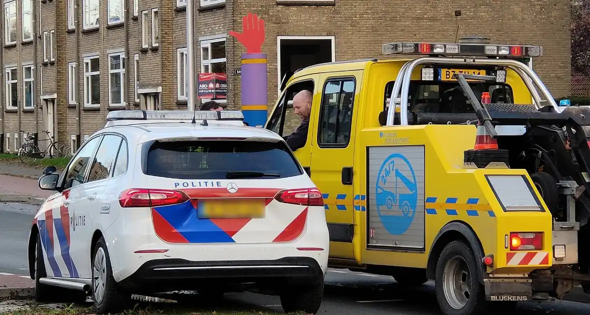Politieauto rijdt zichzelf vast naar verkeersongeval
