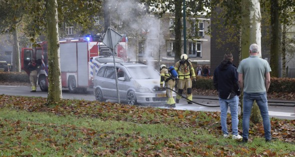 Personenauto vat vlam tijdens rijden - Afbeelding 1