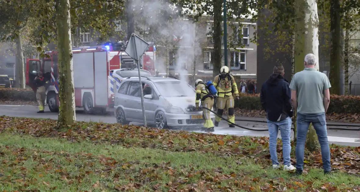 Personenauto vat vlam tijdens rijden - Foto 1