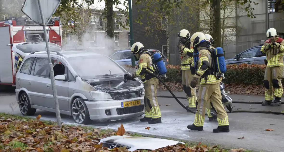 Personenauto vat vlam tijdens rijden - Foto 10