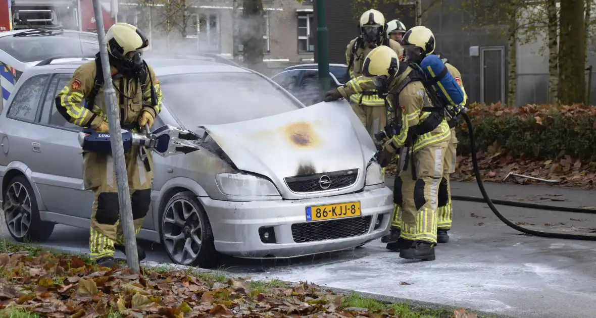 Personenauto vat vlam tijdens rijden - Foto 11
