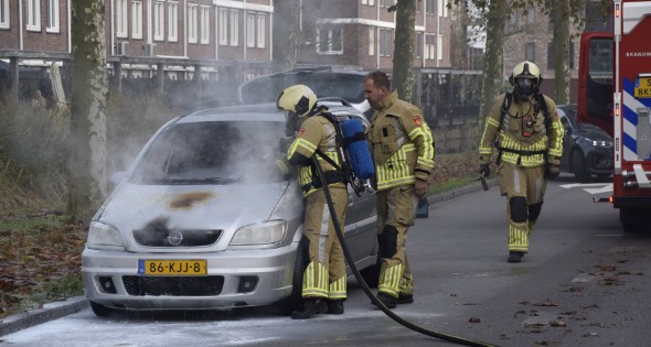 Personenauto vat vlam tijdens rijden