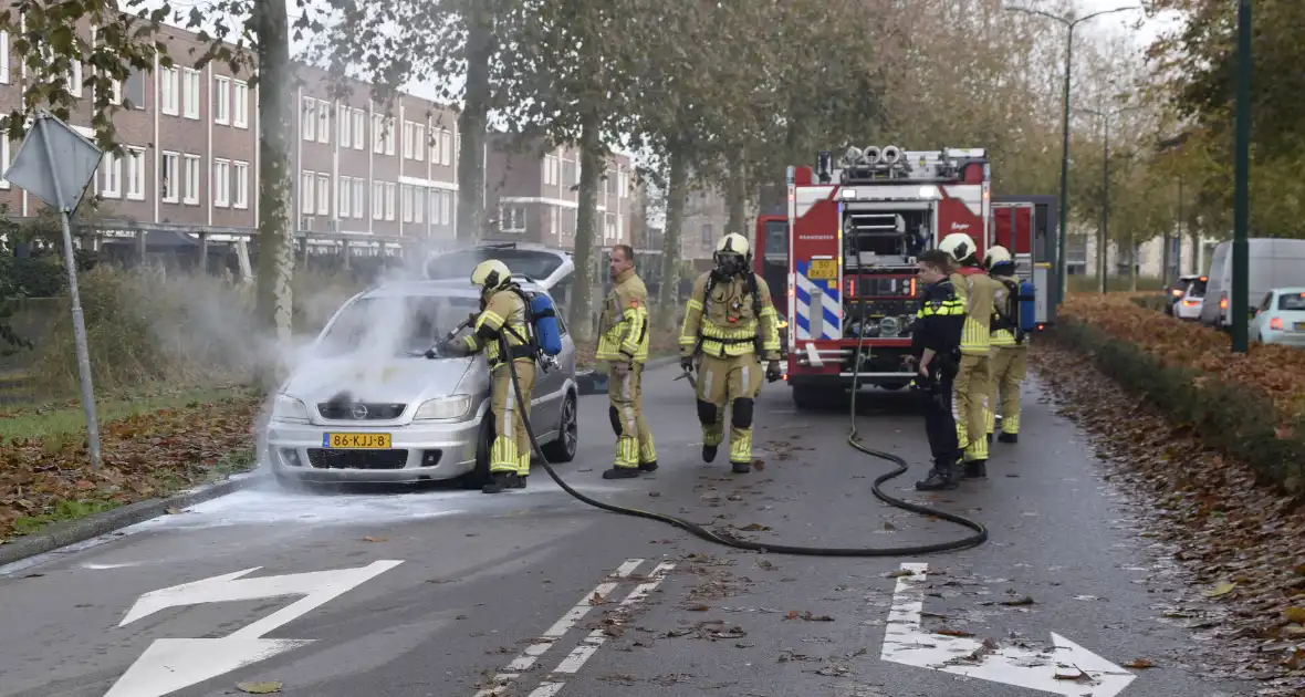 Personenauto vat vlam tijdens rijden - Foto 3