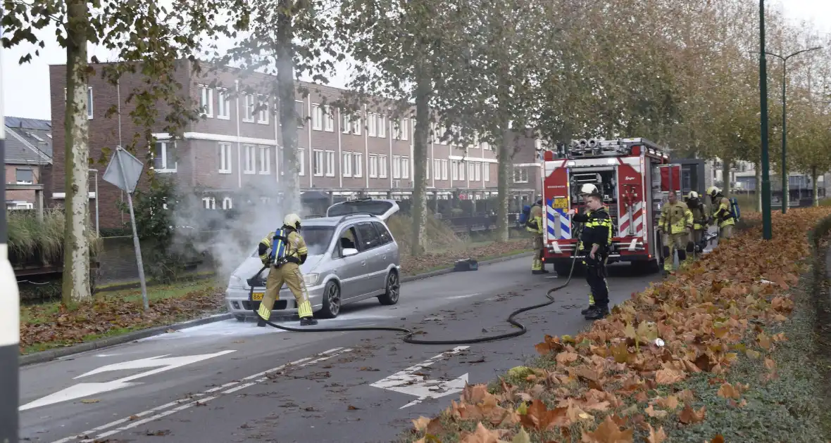 Personenauto vat vlam tijdens rijden - Foto 5
