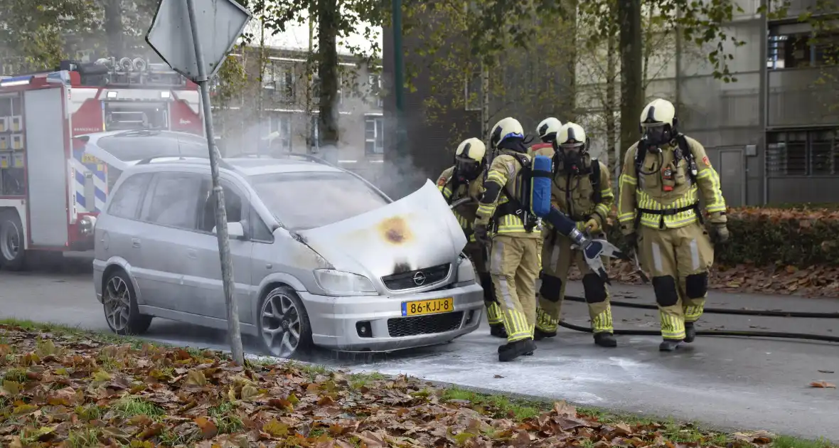 Personenauto vat vlam tijdens rijden - Foto 6