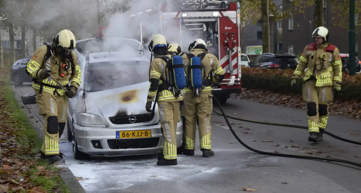 Personenauto vat vlam tijdens rijden - Foto 7