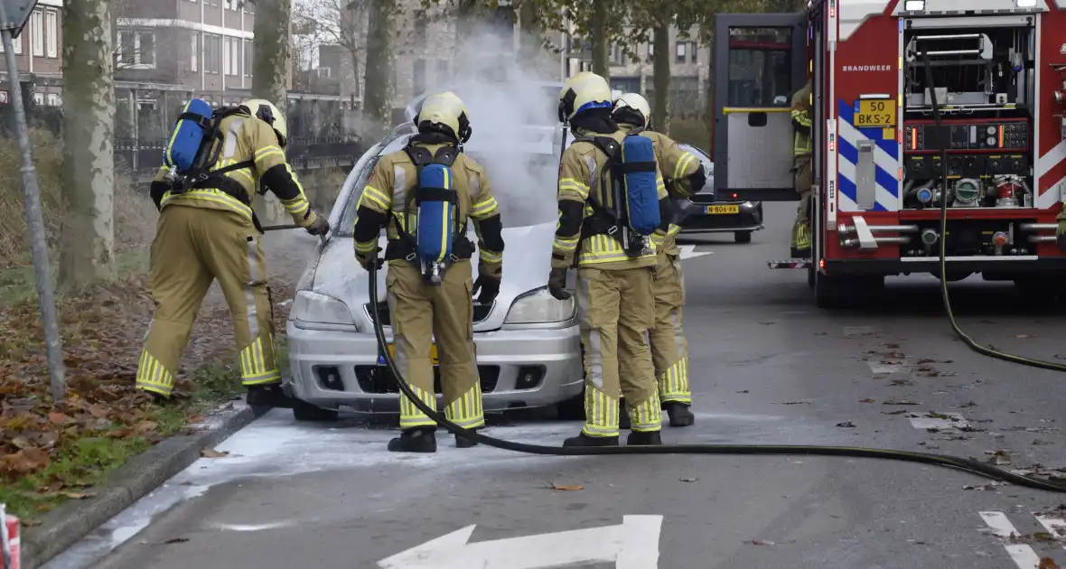 Personenauto vat vlam tijdens rijden - Foto 8