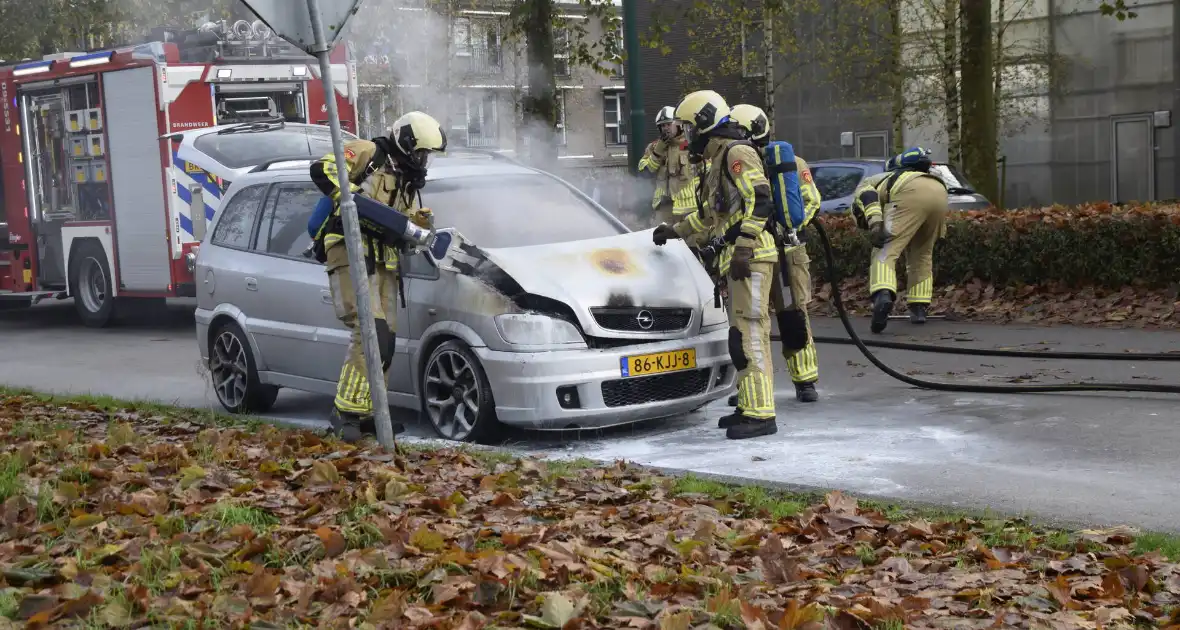 Personenauto vat vlam tijdens rijden - Foto 9