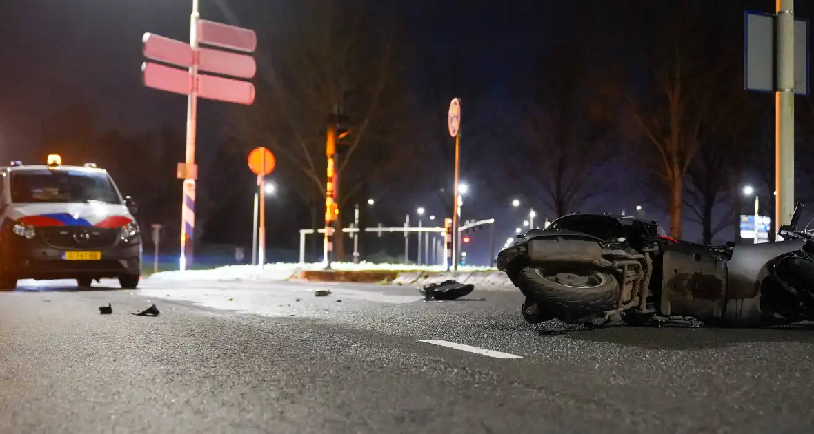 Politiebus schept twee vrouwen op scooter - Foto 16