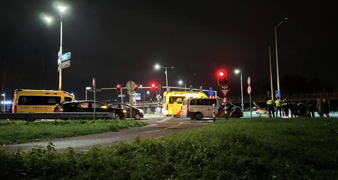 Politiebus schept twee vrouwen op scooter - Foto 9