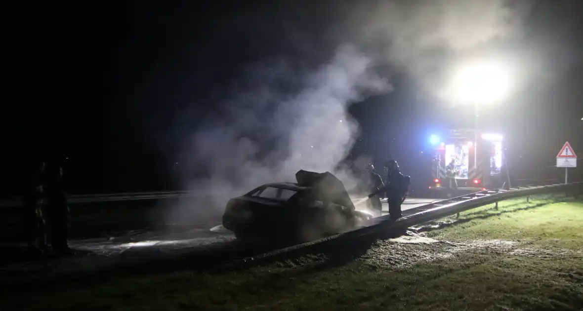 Auto vliegt tijdens het rijden in brand