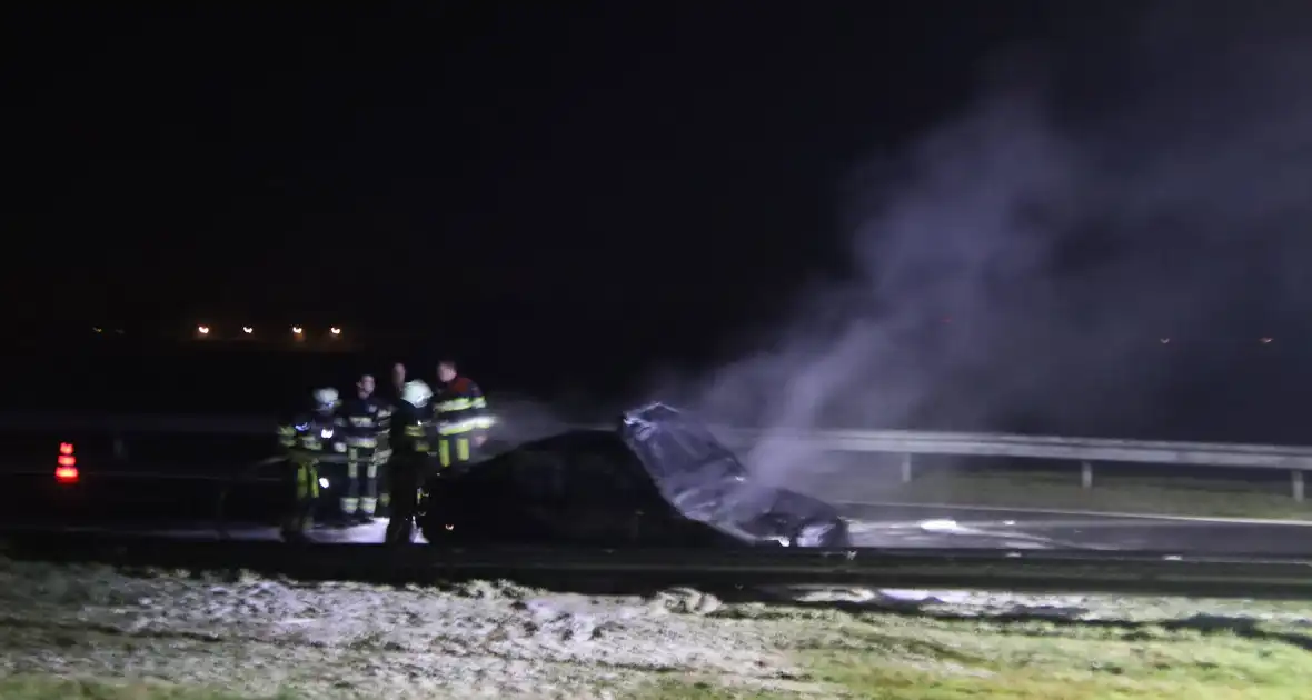 Auto vliegt tijdens het rijden in brand - Foto 1