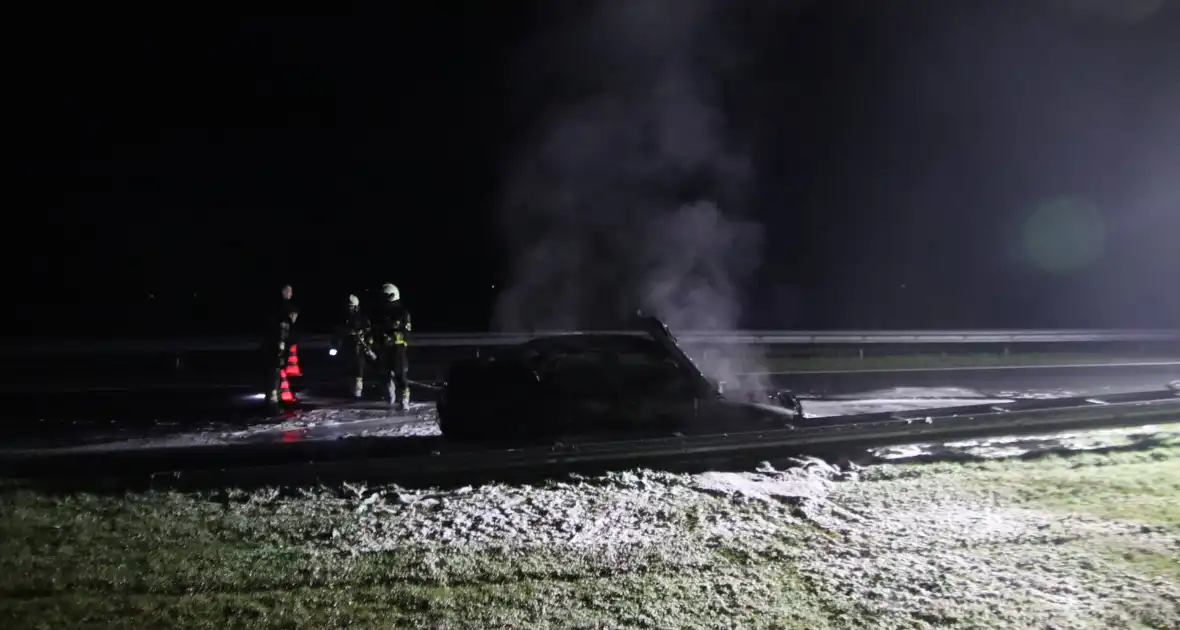 Auto vliegt tijdens het rijden in brand - Foto 3