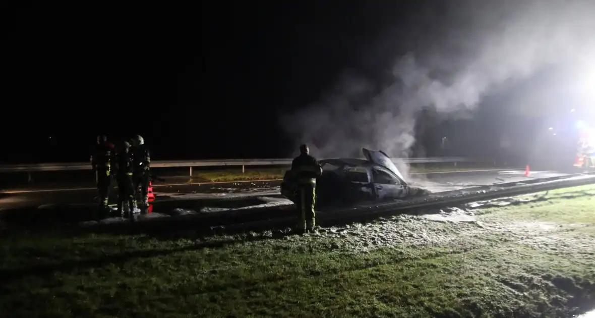 Auto vliegt tijdens het rijden in brand - Foto 4