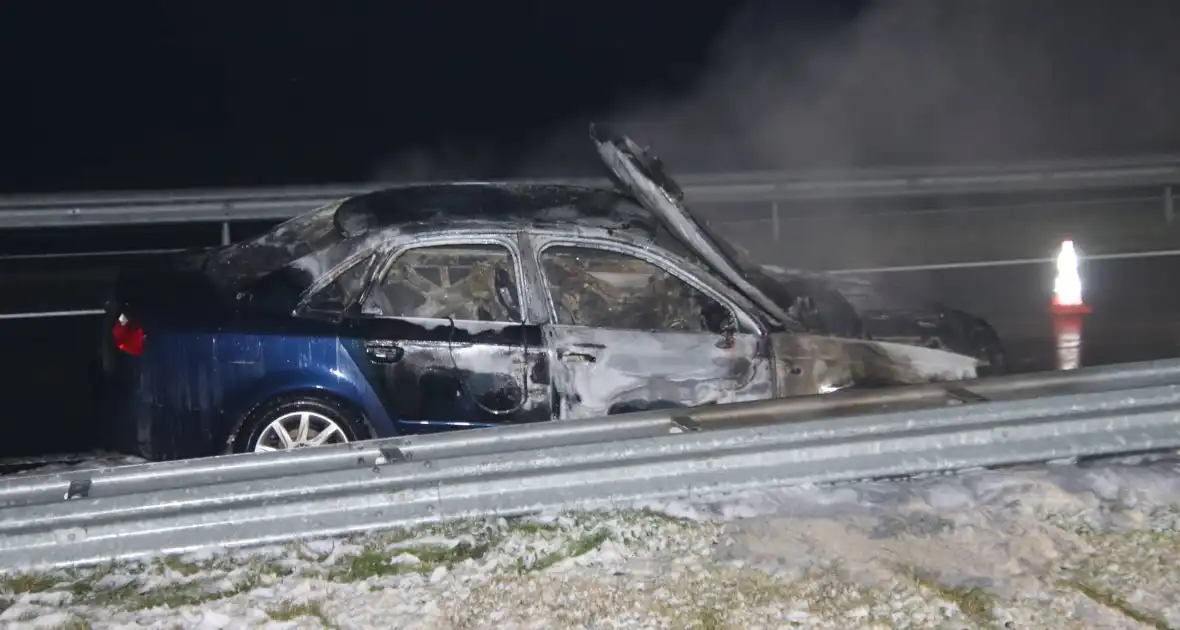 Auto vliegt tijdens het rijden in brand - Foto 5