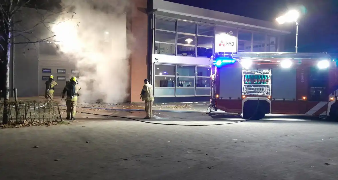 Brand in container tegen pand - Foto 1