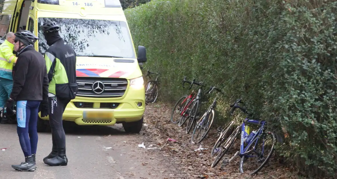 Wielrenner ernstig gewond na val - Foto 10