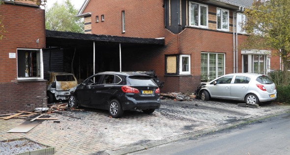 Meerdere auto's en woningen beschadigd door brand, mogelijk brandstichting