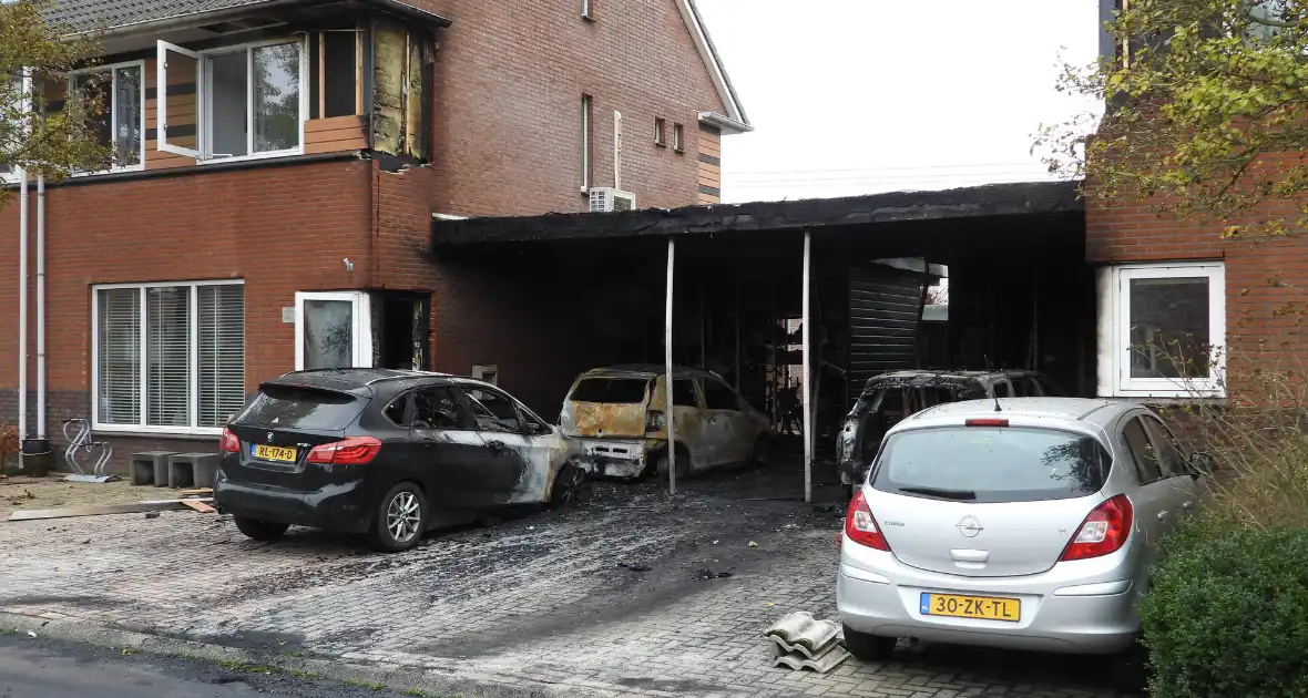 Meerdere auto's en woningen beschadigd door brand, mogelijk brandstichting - Foto 10