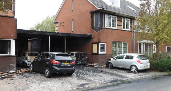 Meerdere auto's en woningen beschadigd door brand, mogelijk brandstichting - Afbeelding 11