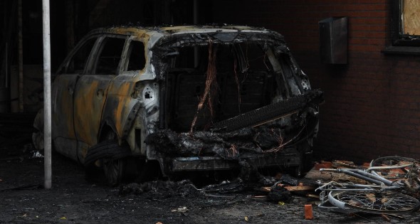 Meerdere auto's en woningen beschadigd door brand, mogelijk brandstichting - Afbeelding 13