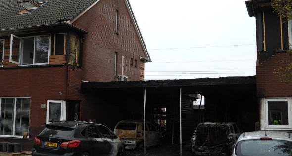 Meerdere auto's en woningen beschadigd door brand, mogelijk brandstichting - Afbeelding 2