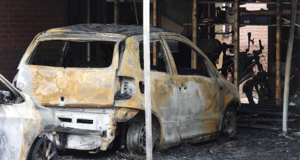 Meerdere auto's en woningen beschadigd door brand, mogelijk brandstichting - Afbeelding 3