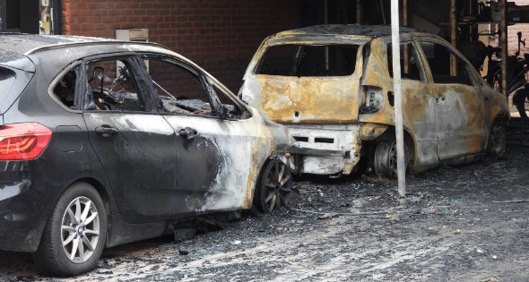 Meerdere auto's en woningen beschadigd door brand, mogelijk brandstichting - Afbeelding 4