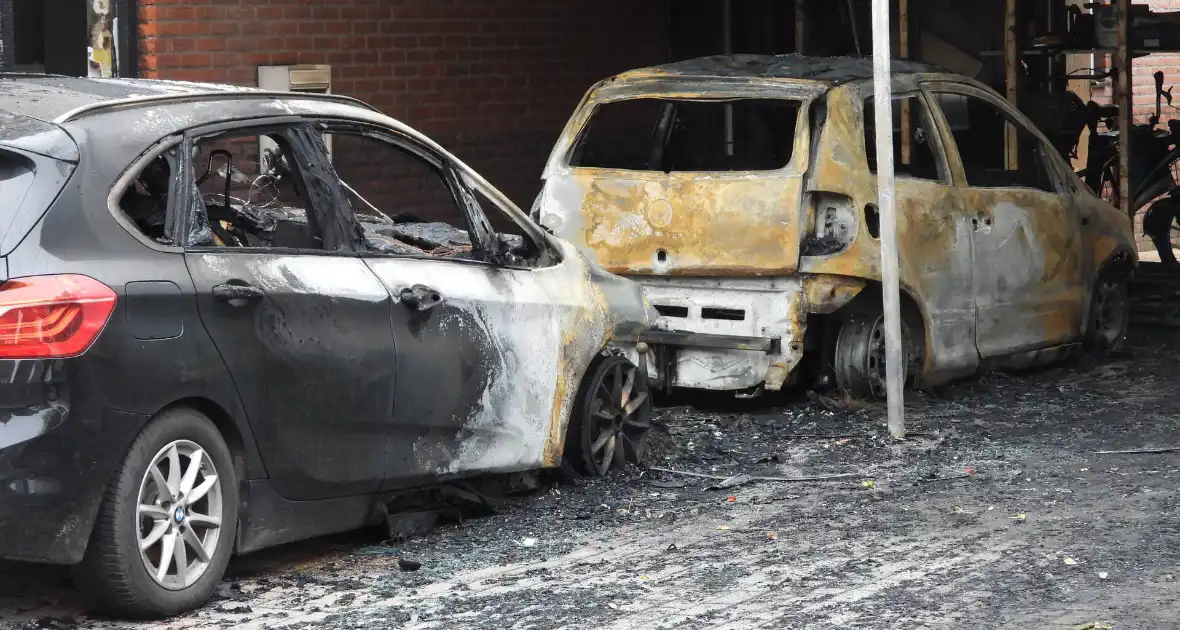 Meerdere auto's en woningen beschadigd door brand, mogelijk brandstichting - Foto 4