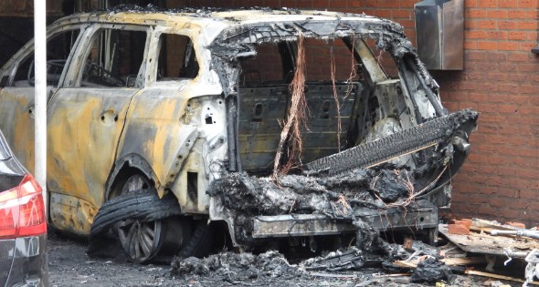 Meerdere auto's en woningen beschadigd door brand, mogelijk brandstichting - Afbeelding 6
