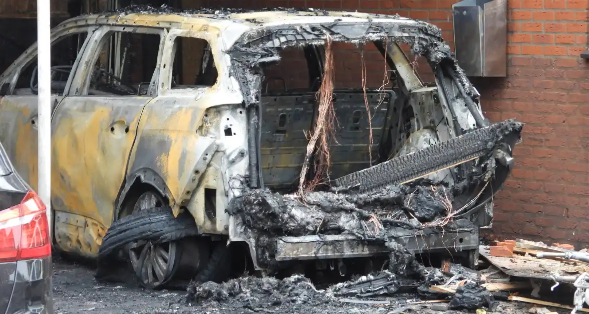 Meerdere auto's en woningen beschadigd door brand, mogelijk brandstichting - Foto 6