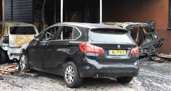 Meerdere auto's en woningen beschadigd door brand, mogelijk brandstichting - Afbeelding 7