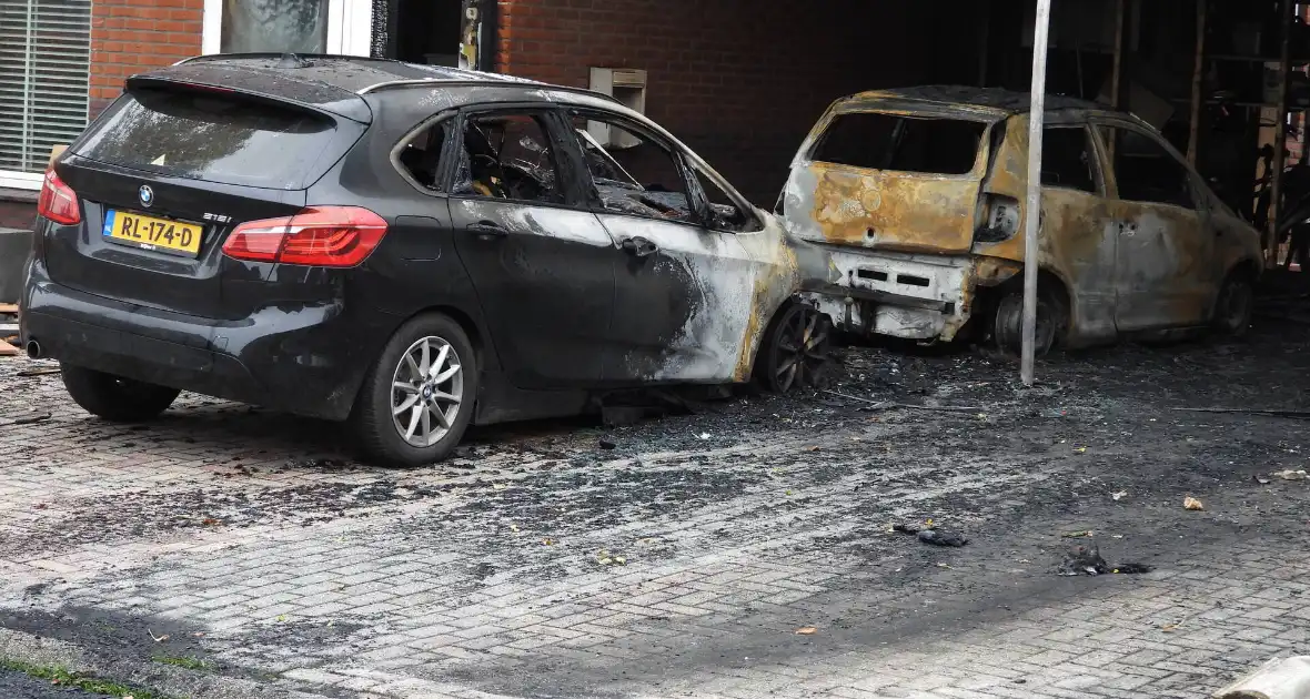 Meerdere auto's en woningen beschadigd door brand, mogelijk brandstichting - Foto 9