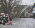 Brandweer blust brand met boot