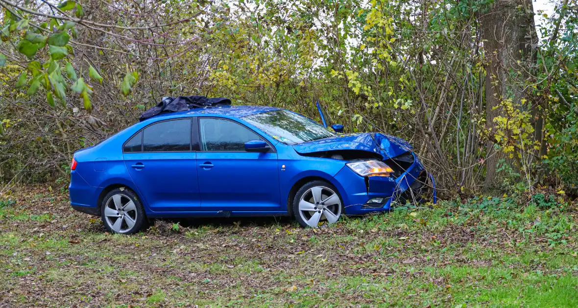 Automobilist raakt van weg en botst frontaal tegen boom - Foto 3