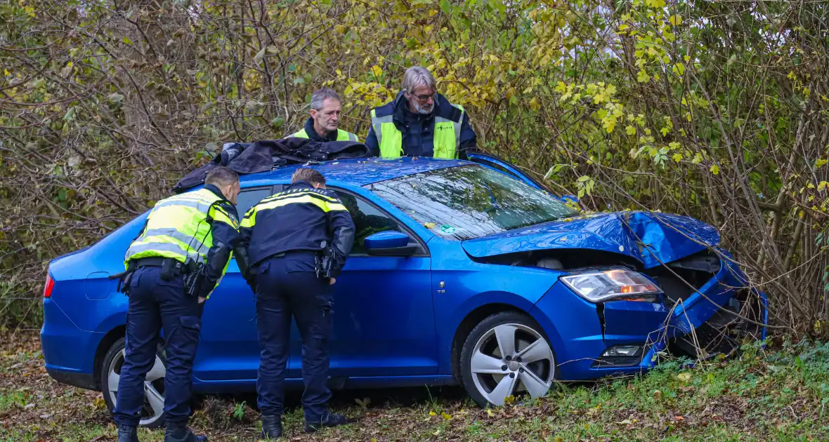 Automobilist raakt van weg en botst frontaal tegen boom - Foto 6