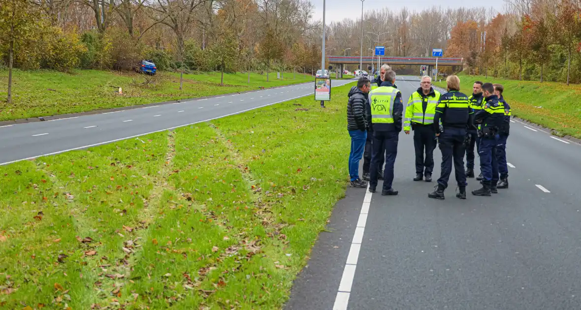 Automobilist raakt van weg en botst frontaal tegen boom - Foto 8