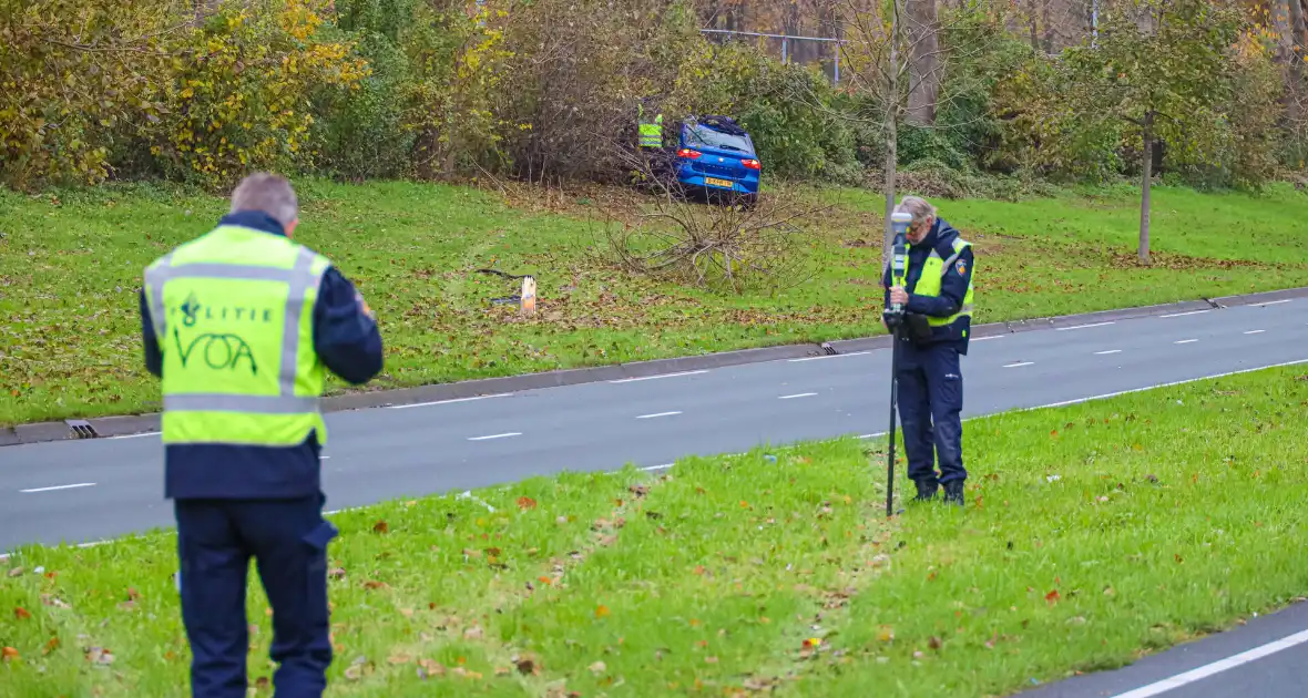 Automobilist raakt van weg en botst frontaal tegen boom - Foto 9