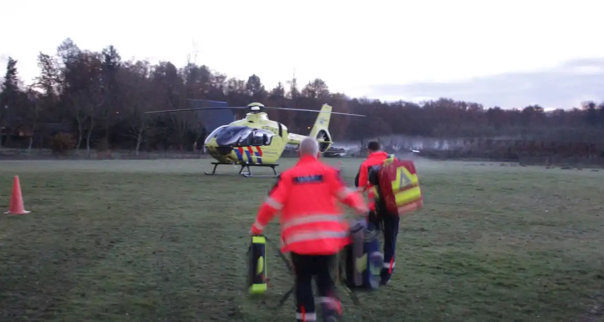 Traumahelikopter landt voor incident in woning, baby overleden - Foto 12